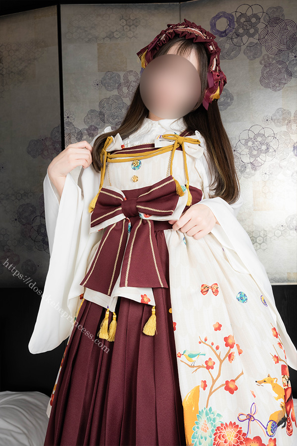 和ロリのロリータ服を著てポーズをとる女の子