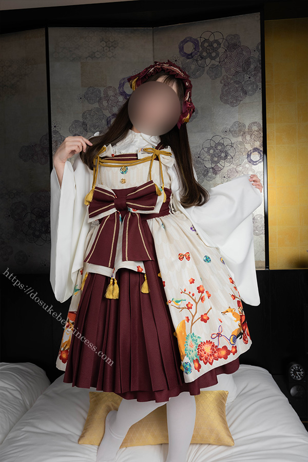 和ロリのロリータ服を著てポーズをとる女の子