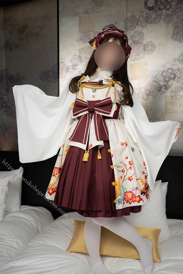 和ロリのロリータ服を著てポーズをとる女の子