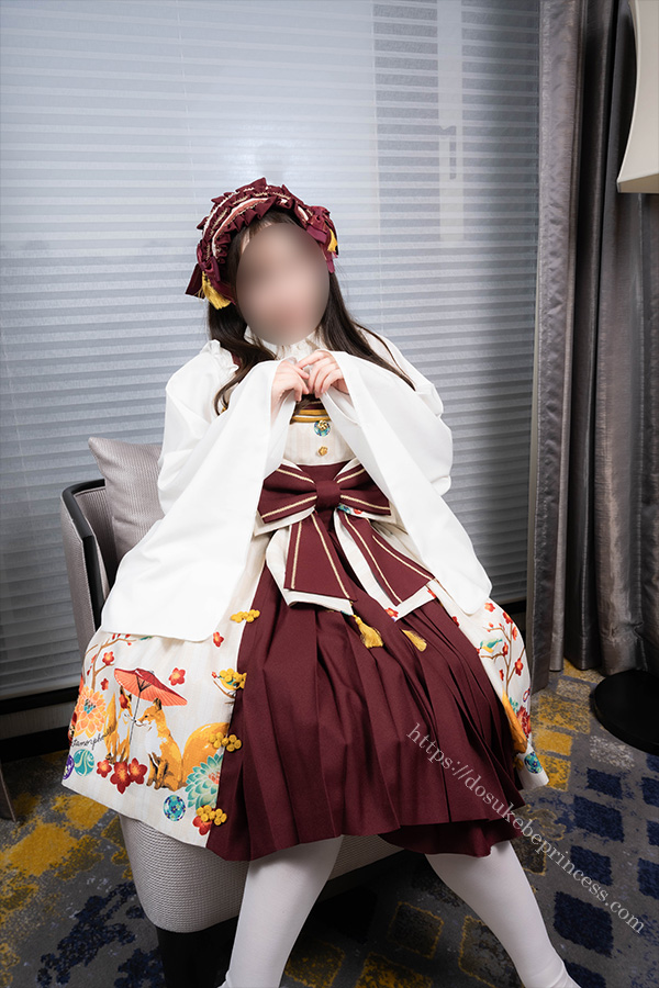 和ロリのロリータ服を着てポーズをとる女の子