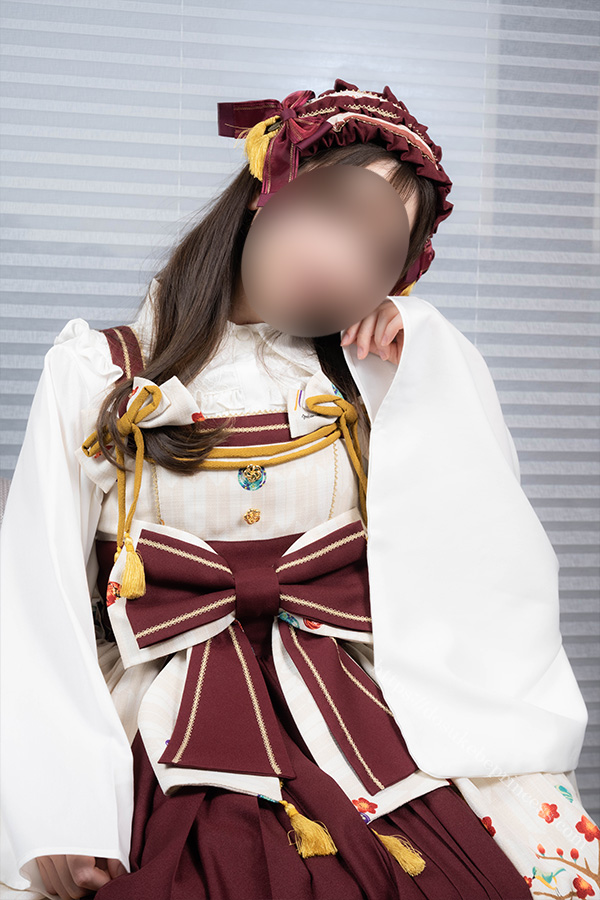 和ロリのロリータ服を着てポーズをとる女の子
