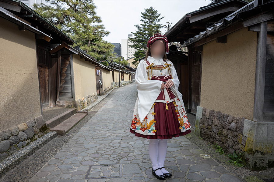 長町武家屋敷跡を観光するロリータ服の女の子