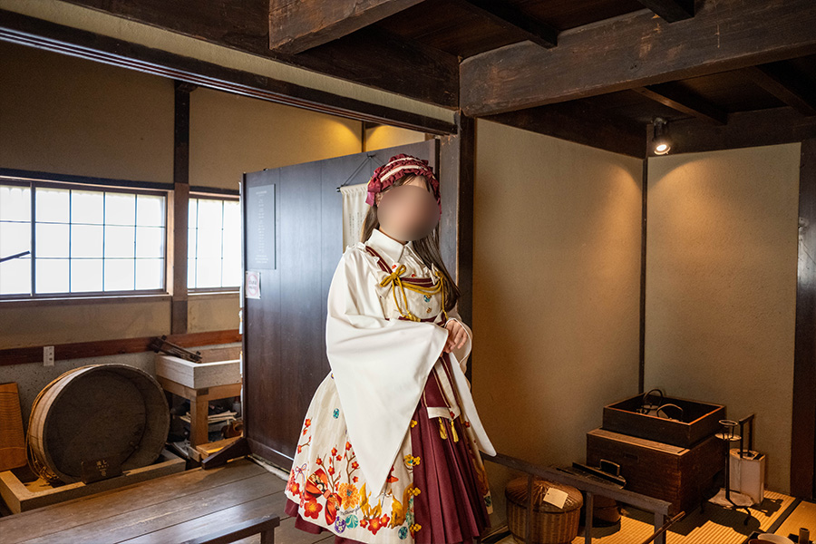 足軽資料館を見学するロリータ服の女の子