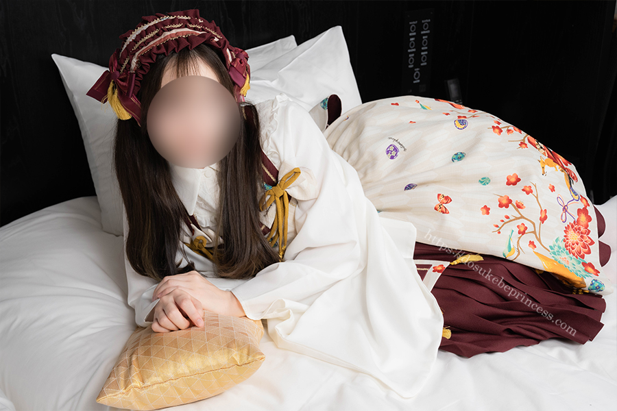 和ロリのロリータ服を著てポーズをとる女の子