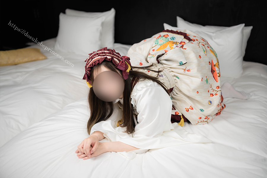 和ロリのロリータ服を著てポーズをとる女の子