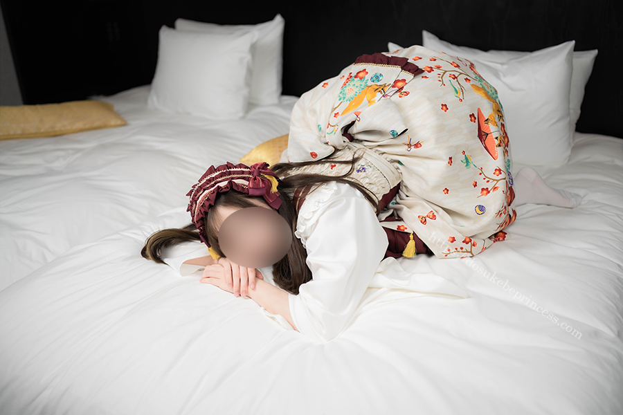 和ロリのロリータ服を著てポーズをとる女の子