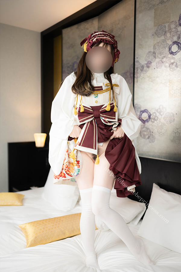 和ロリのロリータ服をまくってオマンコを見せる女の子