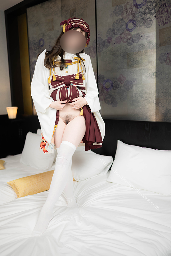 和ロリのロリータ服をまくってオマンコを見せる女の子