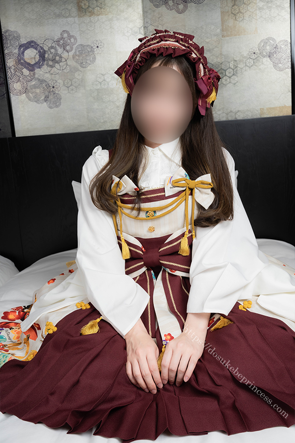 和ロリのロリータ服を着てポーズをとる女の子