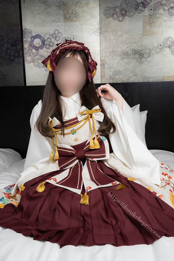 和ロリのロリータ服を着てポーズをとる女の子