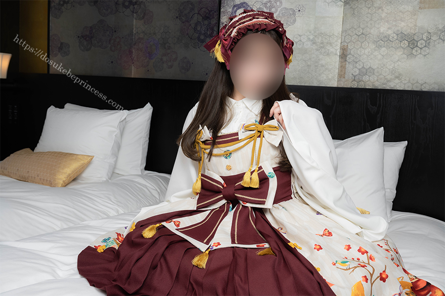 和ロリのロリータ服を着てポーズをとる女の子