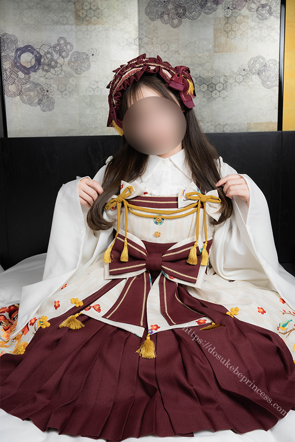 和ロリのロリータ服を着てポーズをとる女の子