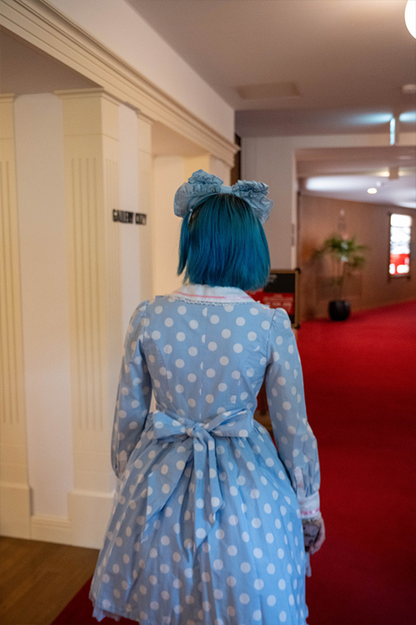 箱根・宮ノ下 富士屋ホテルの廊下を歩くロリータ服の女の子