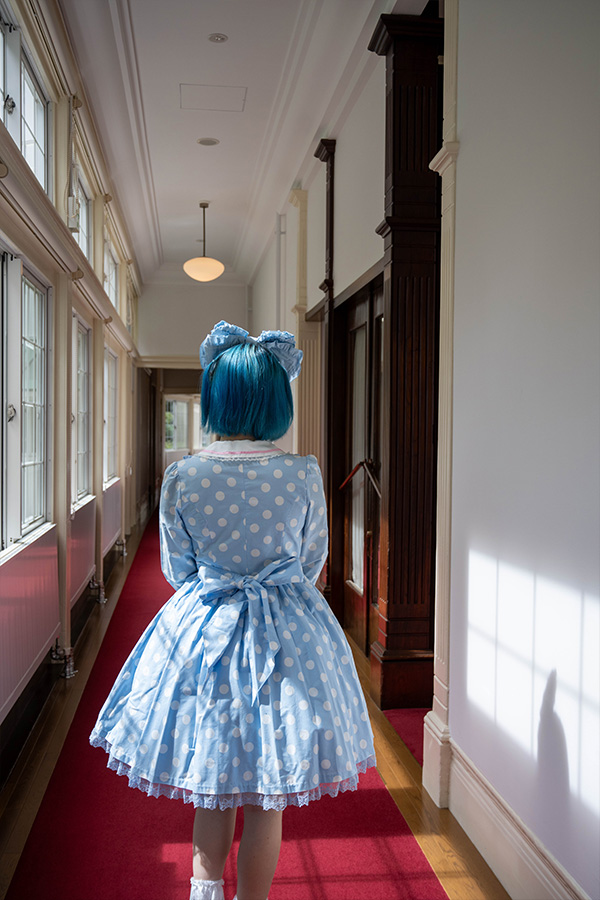 箱根・宮ノ下 富士屋ホテルの廊下を歩くロリータ服の女の子