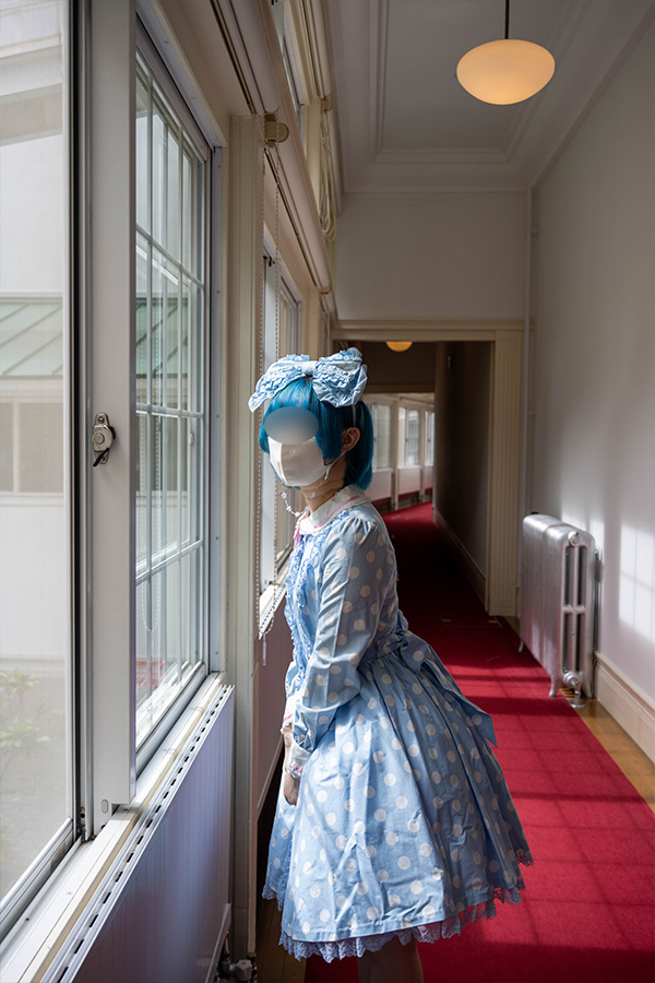 箱根・宮ノ下 富士屋ホテルの廊下でポーズをとるロリータ服の女の子