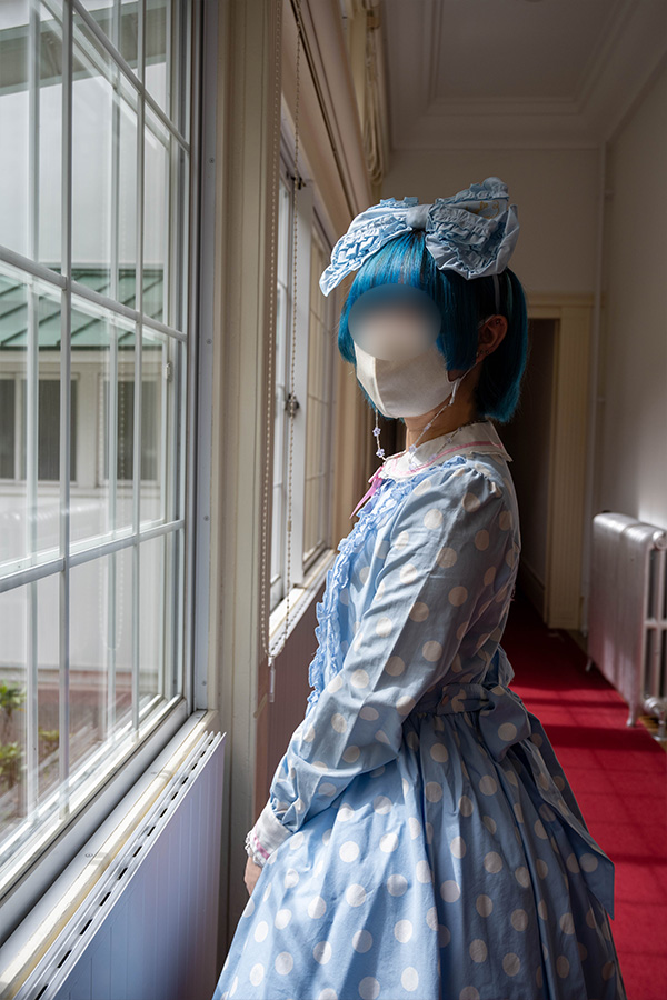 箱根・宮ノ下 富士屋ホテルの廊下でポーズをとるロリータ服の女の子