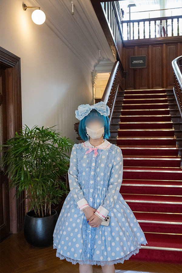 箱根・宮ノ下 富士屋ホテルの廊下でポーズをとるロリータ服の女の子