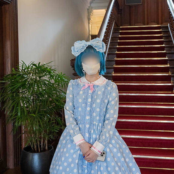 富士屋ホテルの館内に立つロリータ服の女の子