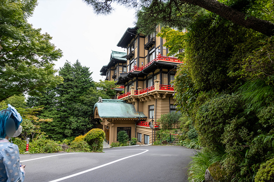 箱根・宮ノ下 富士屋ホテルの庭でポーズをとるロリータ服の女の子