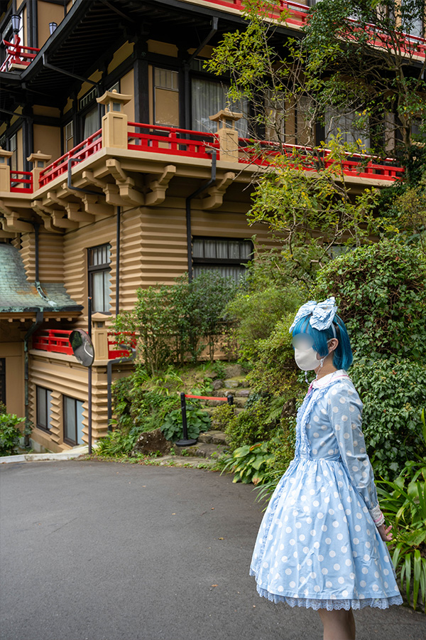 箱根・宮ノ下 富士屋ホテルの庭でポーズをとるロリータ服の女の子