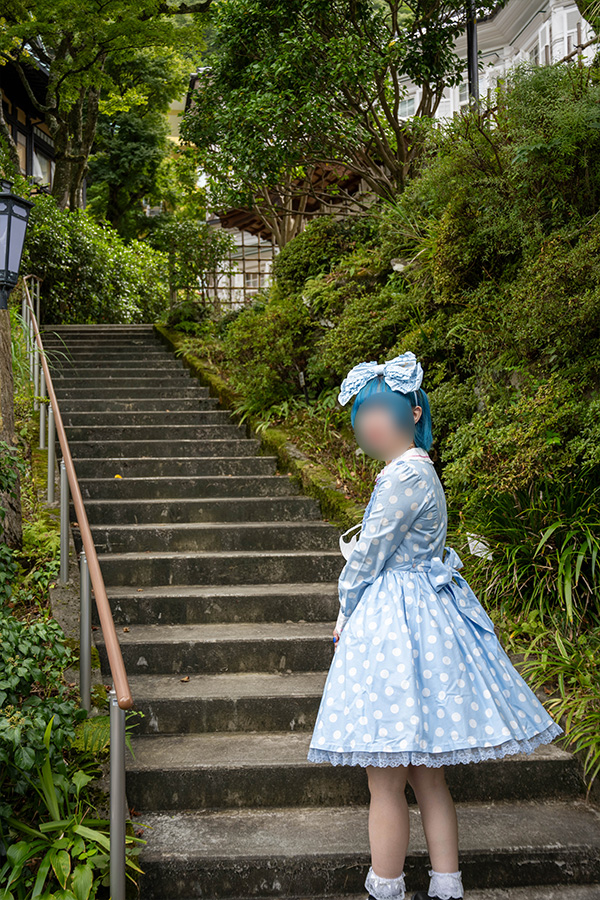 箱根・宮ノ下 富士屋ホテルの庭でポーズをとるロリータ服の女の子