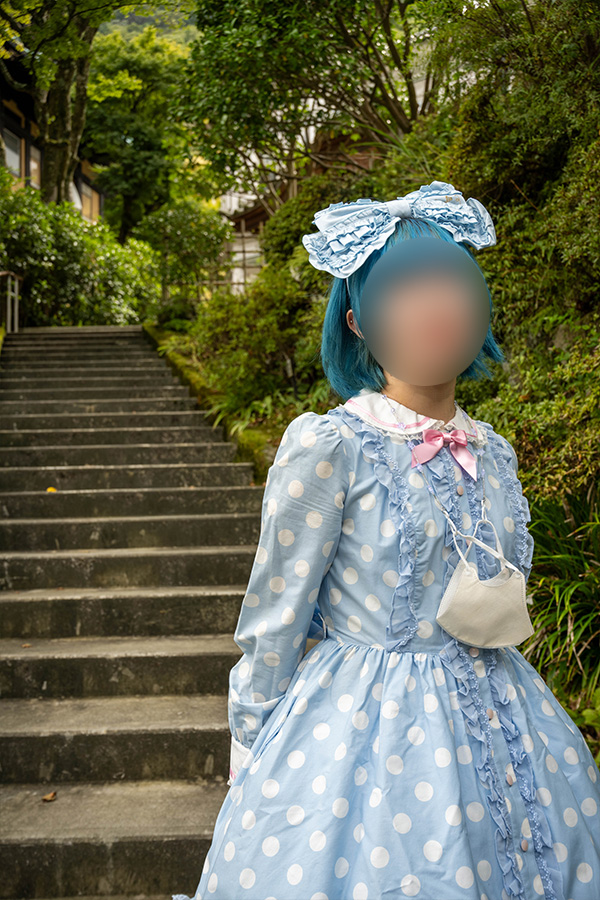 箱根・宮ノ下 富士屋ホテルの庭でポーズをとるロリータ服の女の子