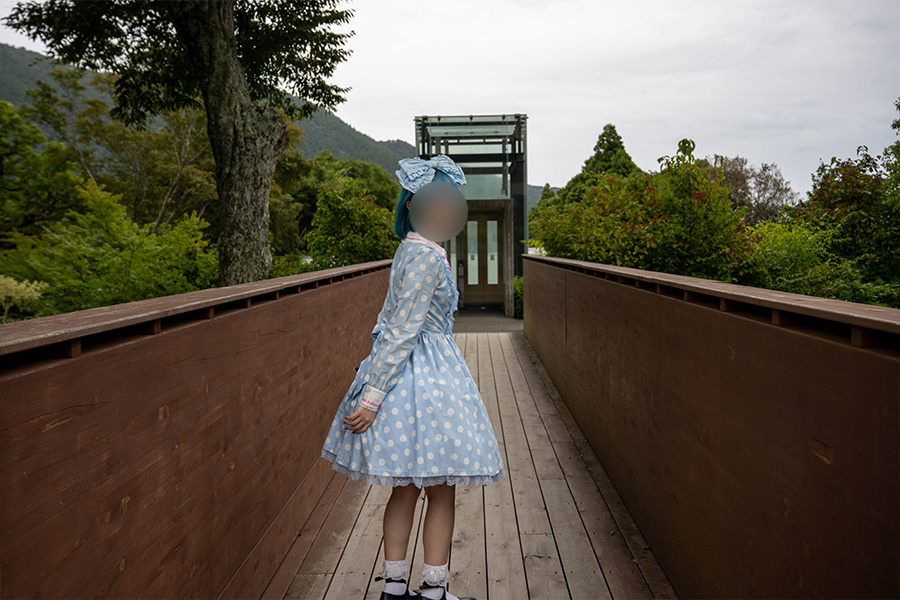 箱根彫刻の森美術館を歩くロリータ服の女の子