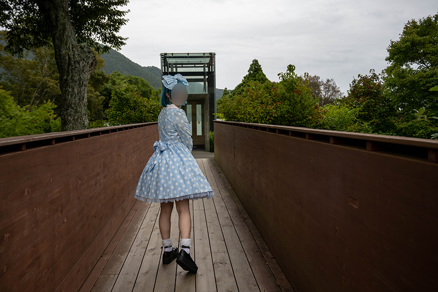 箱根彫刻の森美術館を歩くロリータ服の女の子