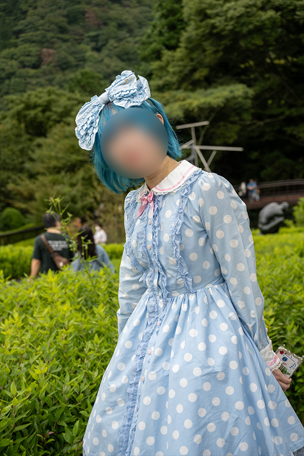 箱根彫刻の森美術館を歩くロリータ服の女の子