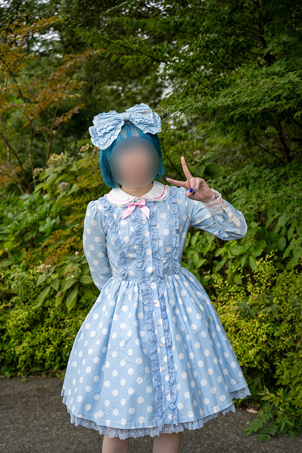 箱根彫刻の森美術館を歩くロリータ服の女の子