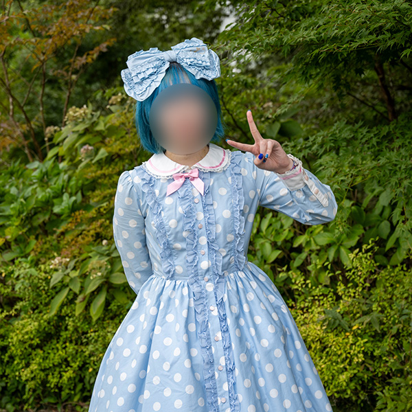 箱根彫刻の森美術館を歩くロリータ服の女の子