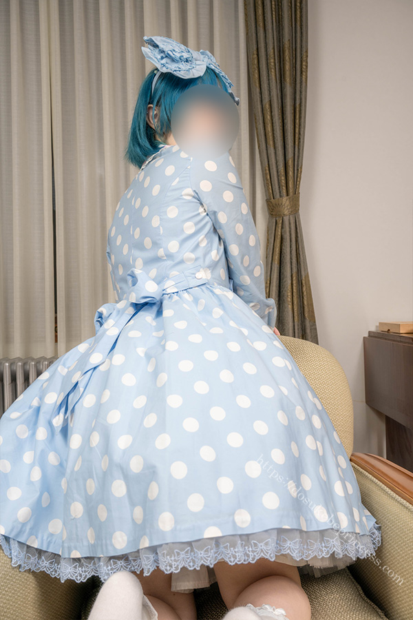 可愛いロリータ服を着てポーズをとる女の子