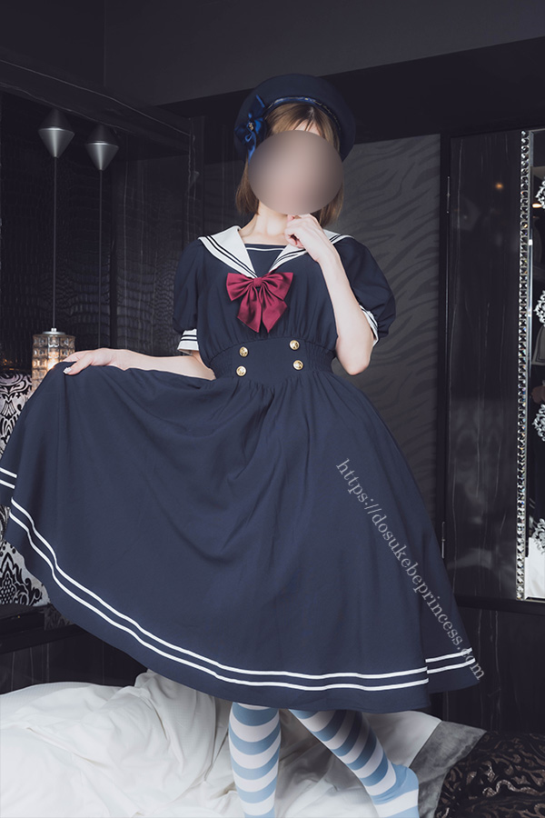 ホテルの部屋でポーズをとるセーラーロリータ服を着た女の子