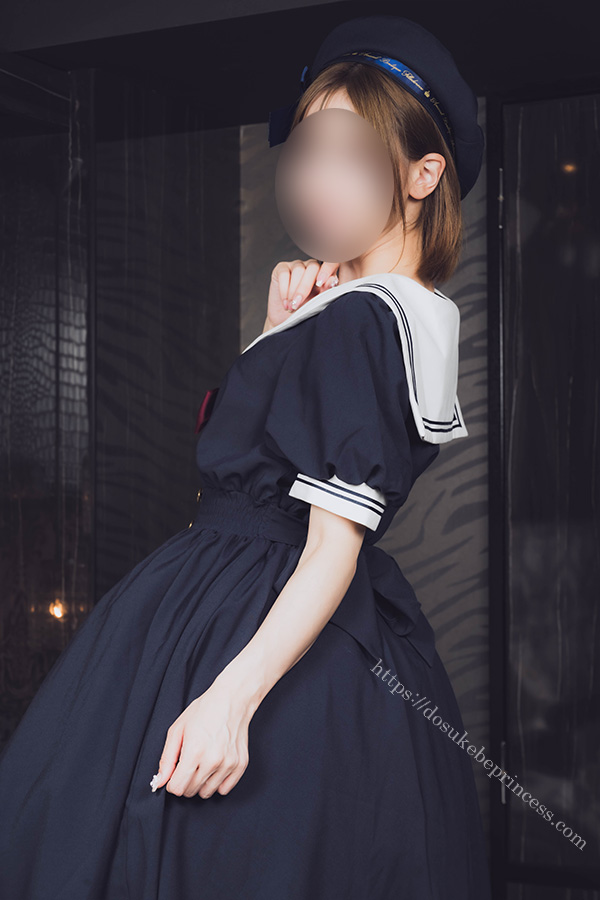 セーラーロリータ服を着てベッドの上でポーズをとる女の子