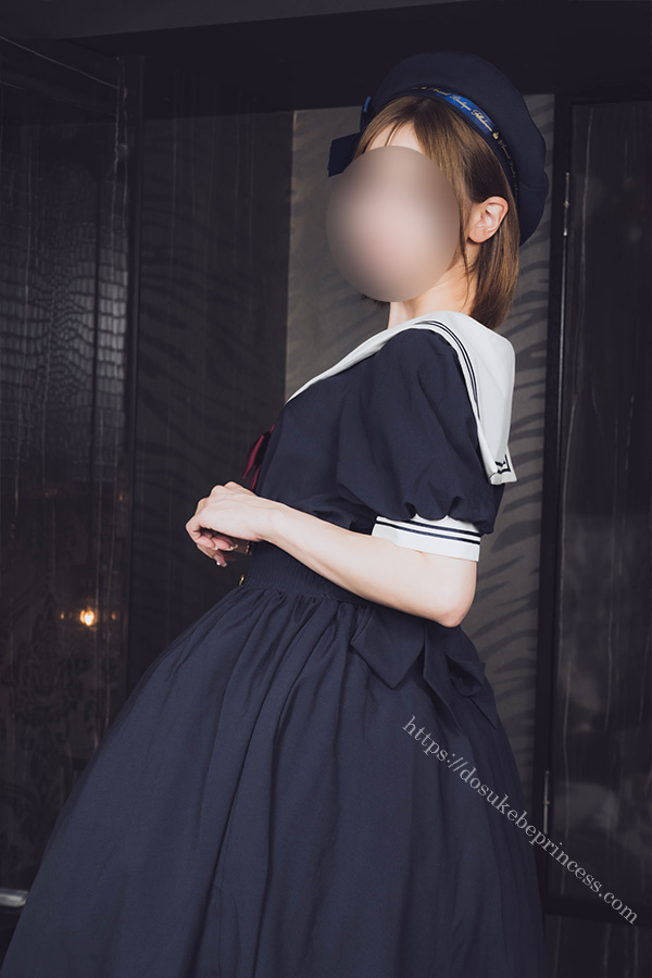 セーラーロリータ服を着てベッドの上でポーズをとる女の子
