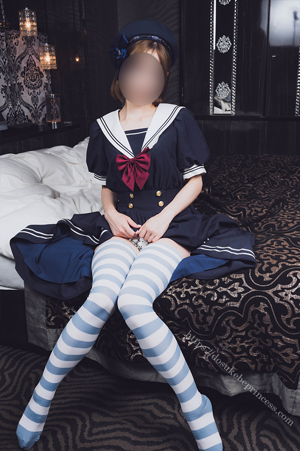 ベッドに座ってセーラーロリータ服のスカートをまくりパンティを見せる女の子