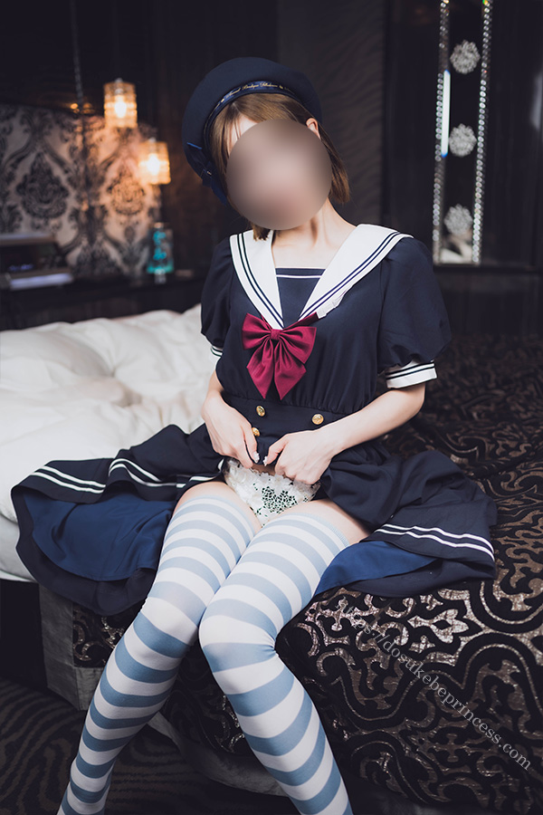 ベッドに座ってセーラーロリータ服のスカートをまくりパンティを見せる女の子