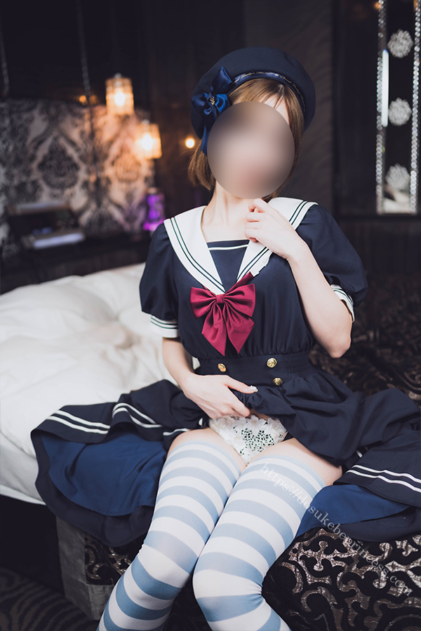 ベッドに座ってセーラーロリータ服のスカートをまくりパンティを見せる女の子