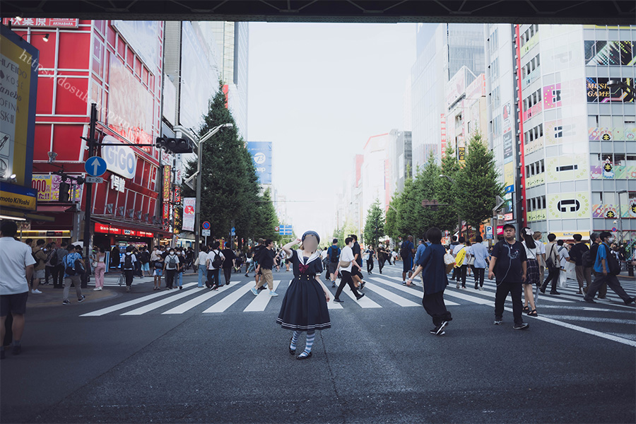 秋葉原を歩くセーラーロリータ服の女の子