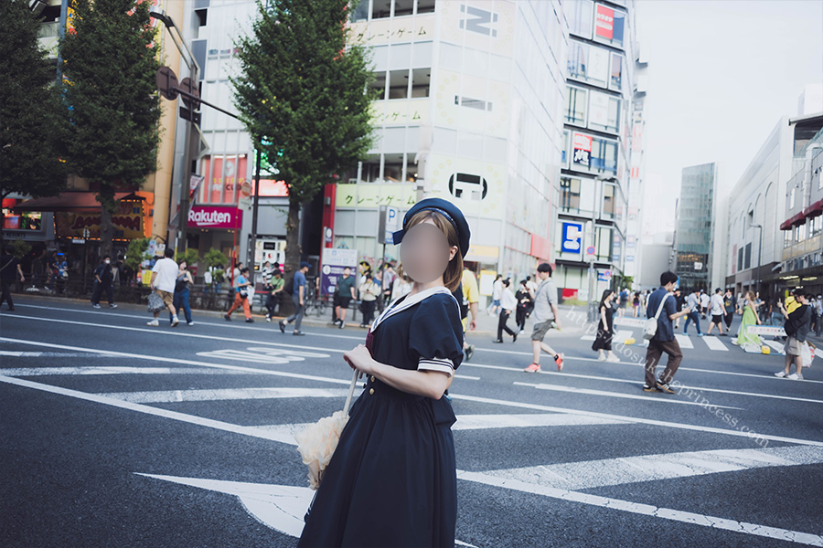 秋葉原を歩くセーラーロリータ服の女の子