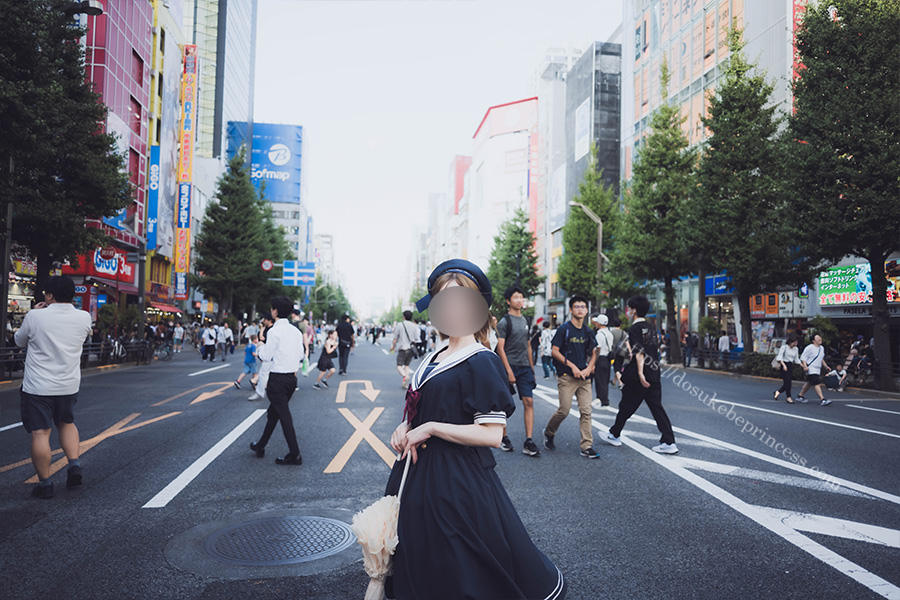 秋葉原を歩くセーラーロリータ服の女の子