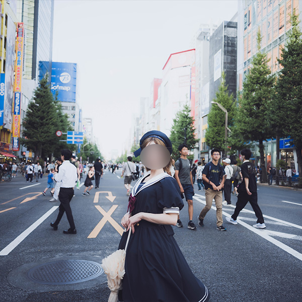 秋葉原を歩くセーラーロリータ服の女の子