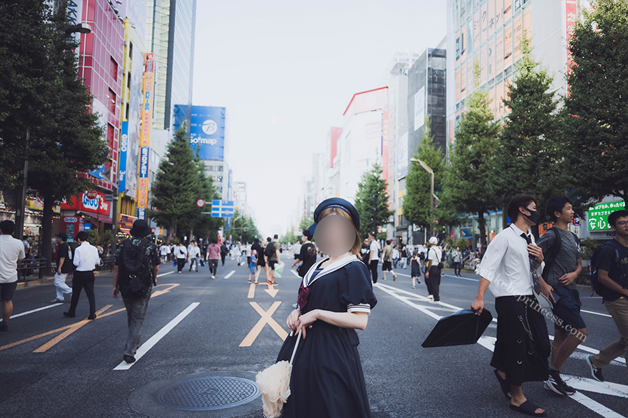 秋葉原を歩くセーラーロリータ服の女の子