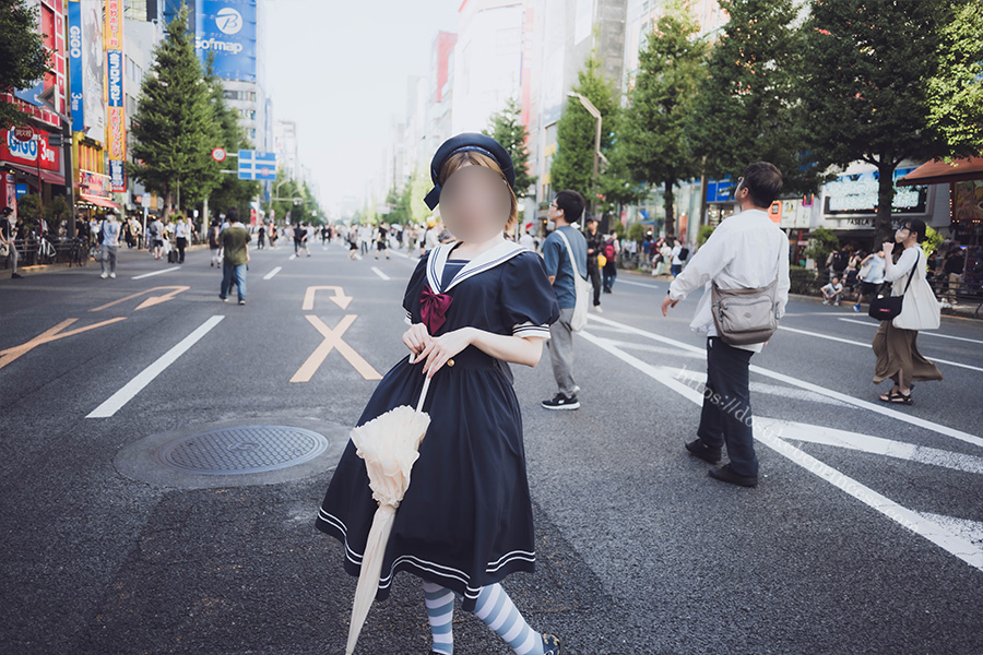 秋葉原を歩くセーラーロリータ服の女の子