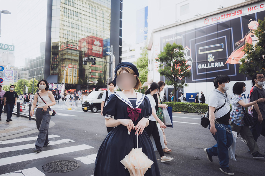 秋葉原を歩くセーラーロリータ服の女の子