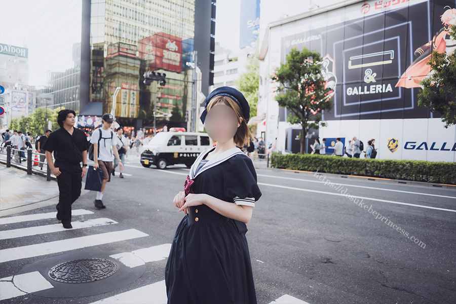 秋葉原を歩くセーラーロリータ服の女の子