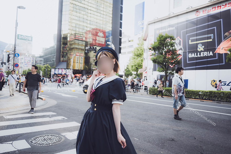 秋葉原を歩くセーラーロリータ服の女の子