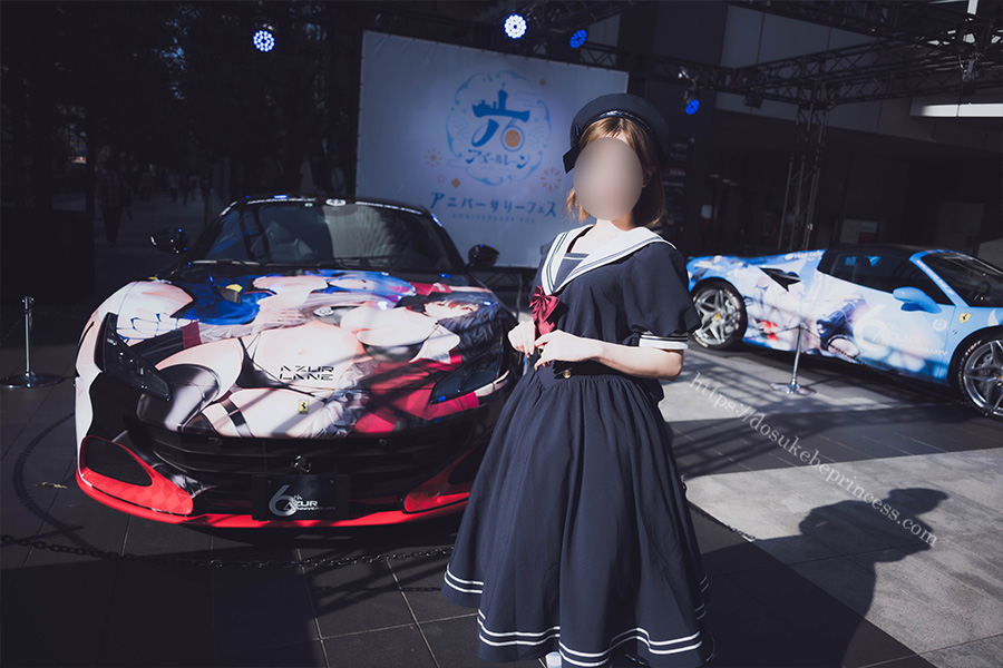 秋葉原を歩くセーラーロリータ服の女の子