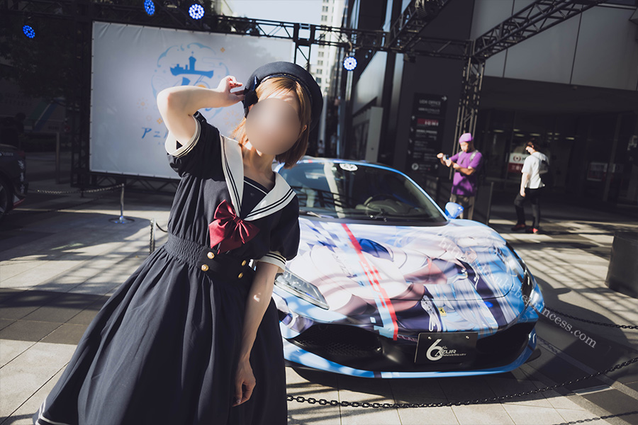 秋葉原を歩くセーラーロリータ服の女の子