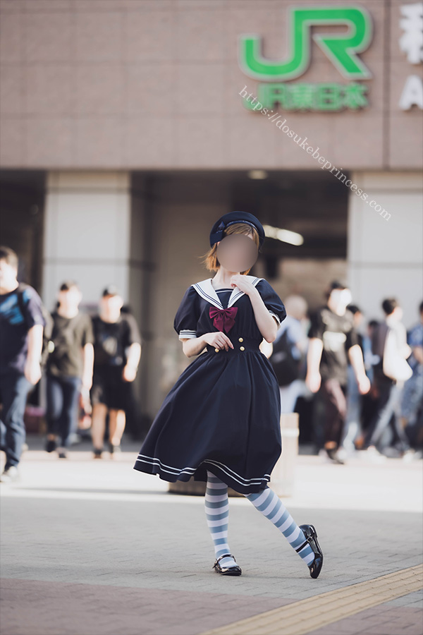 秋原を歩くセーラーロリータ服の美少女